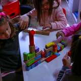 E qui, come per gli altri �asili�, veniamo circondati da gioiosi bambini. E tra Ines, Roberta, Lucia e Claudia che giocano con costruzioni di legno colorate...